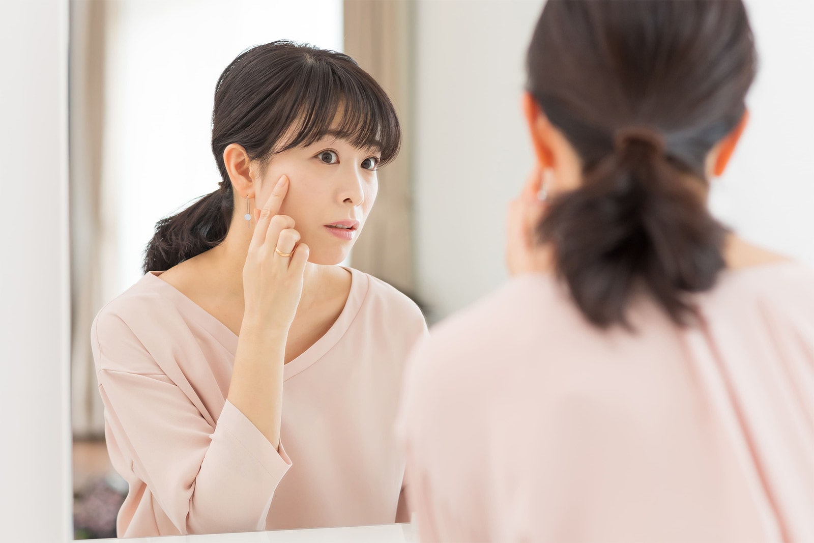 肌にハリがないのは老化のサイン?主な原因とハリを与える方法