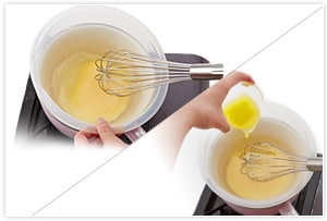 オランデーズソースを作ります。作り方はクッキングメモで説明します。ソースは使う直前に作り、使うまで冷めないように湯せんで保温しておきます。