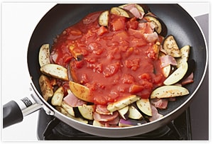 フライパンにオリーブオイルを入れ、にんにく、鷹の爪を炒め、香りが出たらベーコン、ナスも入れて炒め、トマト缶と水300cc、１を入れる。