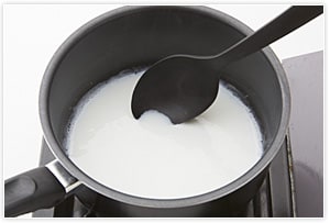 牛乳と砂糖を鍋に入れて温め、砂糖が溶けたらふやかしておいたゼラチンを加えて溶かし、火を止め生クリームを加え、氷水にあてて粗熱を取る。