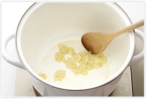 薄切りにしたにんにくをオリーブオイルで焦がさないように炒め、香りが立ってきたらベーコンも入れて炒め、パプリカパウダーも加えてひと混ぜする。
