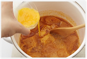 最後に溶き卵を入れてぐるっとかき混ぜて出来上がり。器に盛り付けたらパセリを飾り、お好みで粉チーズもどうぞ。