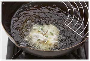 180℃に熱した米油に、スプーンなどに平らに乗せた3をそっと入れ、片面ずつひっくり返しながらきつね色に揚げていきます。油を切ってできあがりです。