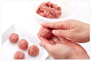 肉団子を作ります。材料をすべてボールに入れて粘りが出るまで手で混ぜ、一口大に丸めておきます。