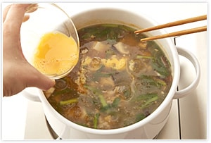 水溶き片栗粉でスープにとろみをつけ、溶き卵をふんわりと流し、酢とラー油を入れて出来上がりです。