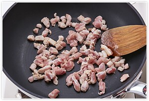 フライパンに油を敷いて、塩こしょうした鶏肉を炒めます。アスパラは、茎の部分は皮をむき、塩ゆでして食べやすい大きさに切っておきます。パスタもゆではじめます。