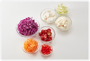野菜を切ります。〈赤〉紫キャベツは太めの千切り、にんじんはピーラーでひらひらに、プチトマトは半分に、パプリカは薄切りにします。〈白〉山芋は乱切り、セロリは薄切り、カブはいちょう切りにします。