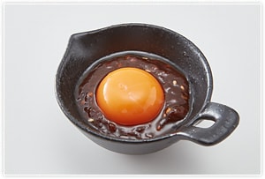 流行の卵黄だれを豚巻きに合うようにアレンジ。卵黄以外の材料を先に混ぜ、最後に卵黄を乗せて完成です。卵黄は食べる直前に乗せてくださいね。トロリとまろやかな味わいがたまりません。