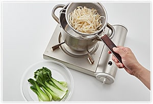 チンゲン菜ともやしをさっと茹で、粗熱を取っておきます。 続いて麺を指定時間まで茹で、流水で洗った後、氷水で締めます。
