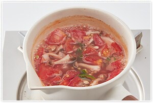 材料をすべて小鍋に入れてしっかり沸かし、沸騰したらスープジャーの熱湯を捨て、すべてスープジャーに移します。