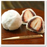 甘酸っぱい苺を使った人気の和菓子"苺大福"