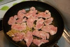 にんにく、しょうがはみじん切りし、フライパンにこめ油大さじ1を入れて香りを出すように炒め、そこに2の下味をつけた豚肉を1枚ずつ広げながら入れ、両面を焼きます。