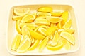 レモンを1/8の櫛形に切り、取りやすい種は取り除きます。